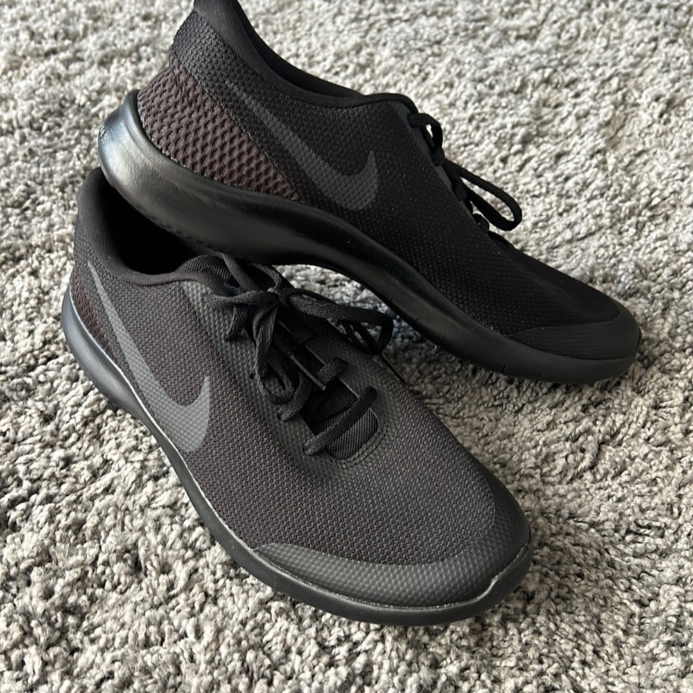 Men’s Nike tennis shoes
